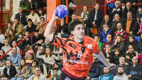 El conjunto marista dominó buena parte del encuentro ante el Rebi Balonmano Cuenca y mostró su solidez en ambos lados de la cancha hasta el empate final.