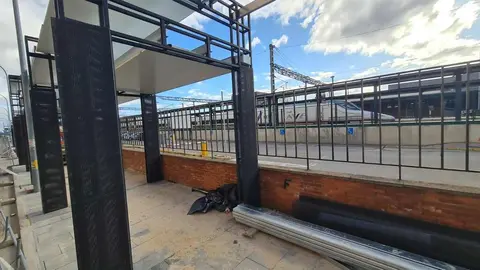 La intermodalidad entre las estaciones de buses y tren en León no une nada y se queda en una acera cubierta para evitar la lluvia