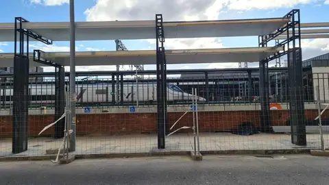 La intermodalidad entre las estaciones de buses y tren en León no une nada y se queda en una acera cubierta para evitar la lluvia