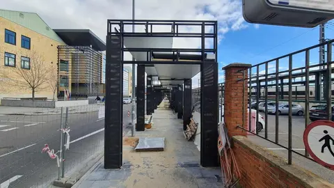 La intermodalidad entre las estaciones de buses y tren en León no une nada y se queda en una acera cubierta para evitar la lluvia