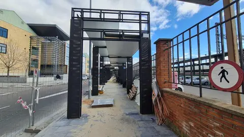 La intermodalidad entre las estaciones de buses y tren en León no une nada y se queda en una acera cubierta para evitar la lluvia