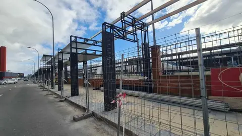 La intermodalidad entre las estaciones de buses y tren en León no une nada y se queda en una acera cubierta para evitar la lluvia