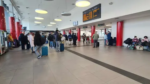 La intermodalidad entre las estaciones de buses y tren en León no une nada y se queda en una acera cubierta para evitar la lluvia