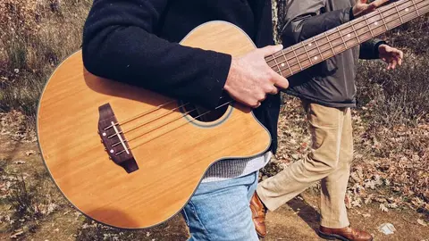 La Fundación Club 45 de Alejandro Diez Garín regala a sus visitantes paseos por la campiña de La Maragatería guitarra en mano. Las imágenes han sido realizadas por Mary Wilson para la propia fundación.