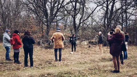 La Fundación Club 45 de Alejandro Diez Garín regala a sus visitantes paseos por la campiña de La Maragatería guitarra en mano. Las imágenes han sido realizadas por Mary Wilson para la propia fundación.