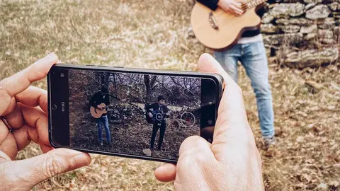 La Fundación Club 45 de Alejandro Diez Garín regala a sus visitantes paseos por la campiña de La Maragatería guitarra en mano. Las imágenes han sido realizadas por Mary Wilson para la propia fundación.