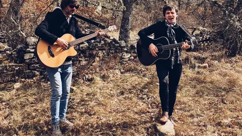 La Fundación Club 45 de Alejandro Diez Garín regala a sus visitantes paseos por la campiña de La Maragatería guitarra en mano. Las imágenes han sido realizadas por Mary Wilson para la propia fundación.