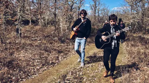 La Fundación Club 45 de Alejandro Diez Garín regala a sus visitantes paseos por la campiña de La Maragatería guitarra en mano. Las imágenes han sido realizadas por Mary Wilson para la propia fundación.