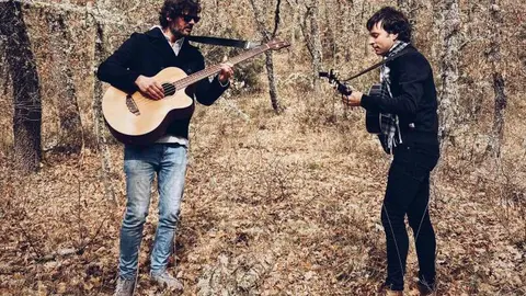 La Fundación Club 45 de Alejandro Diez Garín regala a sus visitantes paseos por la campiña de La Maragatería guitarra en mano. Las imágenes han sido realizadas por Mary Wilson para la propia fundación.
