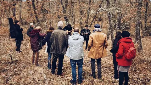 La Fundación Club 45 de Alejandro Diez Garín regala a sus visitantes paseos por la campiña de La Maragatería guitarra en mano. Las imágenes han sido realizadas por Mary Wilson para la propia fundación.