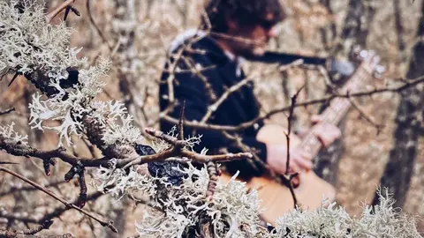 La Fundación Club 45 de Alejandro Diez Garín regala a sus visitantes paseos por la campiña de La Maragatería guitarra en mano. Las imágenes han sido realizadas por Mary Wilson para la propia fundación.
