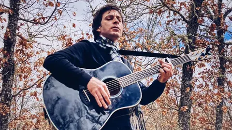 La Fundación Club 45 de Alejandro Diez Garín regala a sus visitantes paseos por la campiña de La Maragatería guitarra en mano. Las imágenes han sido realizadas por Mary Wilson para la propia fundación.