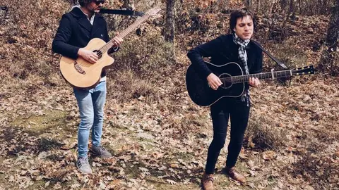 La Fundación Club 45 de Alejandro Diez Garín regala a sus visitantes paseos por la campiña de La Maragatería guitarra en mano. Las imágenes han sido realizadas por Mary Wilson para la propia fundación.