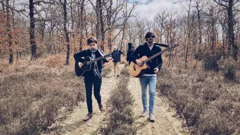 La Fundación Club 45 de Alejandro Diez Garín regala a sus visitantes paseos por la campiña de La Maragatería guitarra en mano. Las imágenes han sido realizadas por Mary Wilson para la propia fundación.