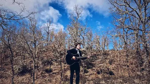 La Fundación Club 45 de Alejandro Diez Garín regala a sus visitantes paseos por la campiña de La Maragatería guitarra en mano. Las imágenes han sido realizadas por Mary Wilson para la propia fundación.