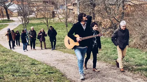 La Fundación Club 45 de Alejandro Diez Garín regala a sus visitantes paseos por la campiña de La Maragatería guitarra en mano. Las imágenes han sido realizadas por Mary Wilson para la propia fundación.