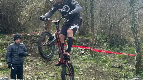 Con una gran participación la provincia ha vivido este fin de semana ciclismo esta vez en la modalidad de trial. El 'Primer Gran Premio Trial bici' en la localidad de Pobladura de las Regueras ha contado con una gran presencia de público.