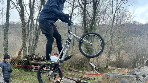 Con una gran participación la provincia ha vivido este fin de semana ciclismo esta vez en la modalidad de trial. El 'Primer Gran Premio Trial bici' en la localidad de Pobladura de las Regueras ha contado con una gran presencia de público.