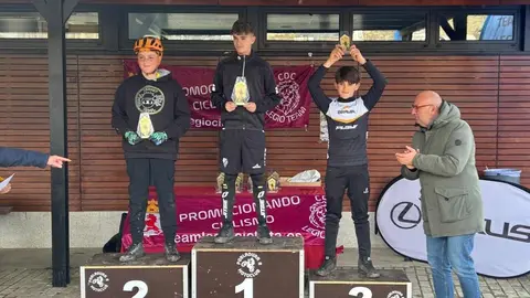 Con una gran participación la provincia ha vivido este fin de semana ciclismo esta vez en la modalidad de trial. El 'Primer Gran Premio Trial bici' en la localidad de Pobladura de las Regueras ha contado con una gran presencia de público.