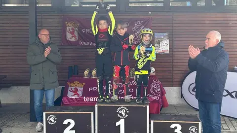 Con una gran participación la provincia ha vivido este fin de semana ciclismo esta vez en la modalidad de trial. El 'Primer Gran Premio Trial bici' en la localidad de Pobladura de las Regueras ha contado con una gran presencia de público.
