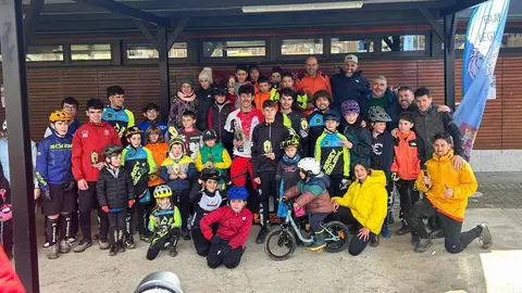 Con una gran participación la provincia ha vivido este fin de semana ciclismo esta vez en la modalidad de trial. El 'Primer Gran Premio Trial bici' en la localidad de Pobladura de las Regueras ha contado con una gran presencia de público.