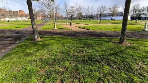 UPL solicita al equipo de gobierno que mejore los caminos que se forman en los jardines por el paso natural de los ciudadanos.