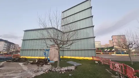 El Jardín del Agua, obra creada por la artista argentina Carla Zaccagnini, ha sido devorado por la fuerza de una retroexcavadora y el martillo neumático. Creado en un lugar preferente en uno de los laterales del Museo de Arte Contemporáneo de León (Musac), el tornillo de Arquímedes, los columpios hidráulicos y el resto de elementos han sido eliminados en las últimas horas. Fotos: Heraldo de León