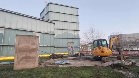El Jardín del Agua, obra creada por la artista argentina Carla Zaccagnini, ha sido devorado por la fuerza de una retroexcavadora y el martillo neumático. Creado en un lugar preferente en uno de los laterales del Museo de Arte Contemporáneo de León (Musac), el tornillo de Arquímedes, los columpios hidráulicos y el resto de elementos han sido eliminados en las últimas horas. Fotos: Heraldo de León