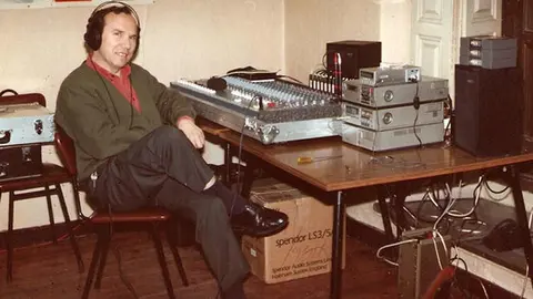 El músico, productor y creador leonés, además de propietario del estudio 'Caskabel', dará nombre al salón de actos de la Casa de Cultura de Pinilla en un acto que tendrá lugar este jueves. Impulsor de numerosos grupos leoneses su trabajo se verá reflejado en una exposición que se instalará en este espacio cultural. Fotos: Álbum familiar