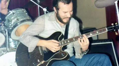 El músico, productor y creador leonés, además de propietario del estudio 'Caskabel', dará nombre al salón de actos de la Casa de Cultura de Pinilla en un acto que tendrá lugar este jueves. Impulsor de numerosos grupos leoneses su trabajo se verá reflejado en una exposición que se instalará en este espacio cultural. Fotos: Álbum familiar