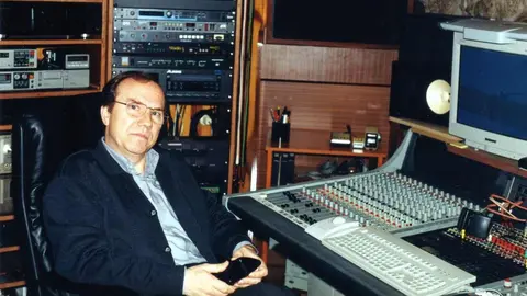 El músico, productor y creador leonés, además de propietario del estudio 'Caskabel', dará nombre al salón de actos de la Casa de Cultura de Pinilla en un acto que tendrá lugar este jueves. Impulsor de numerosos grupos leoneses su trabajo se verá reflejado en una exposición que se instalará en este espacio cultural. Fotos: Álbum familiar