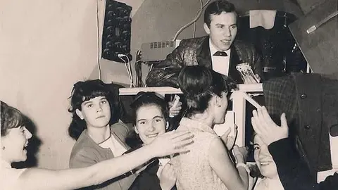 El músico, productor y creador leonés, además de propietario del estudio 'Caskabel', dará nombre al salón de actos de la Casa de Cultura de Pinilla en un acto que tendrá lugar este jueves. Impulsor de numerosos grupos leoneses su trabajo se verá reflejado en una exposición que se instalará en este espacio cultural. Fotos: Álbum familiar