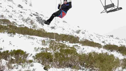 El Grupo de Rescate e Intervención en Montaña (Greim) de Sabero, perteneciente a la Guardia Civil, protagoniza un simulacro de evacuación de telesilla en la estación invernal de San Isidro. Fotos: Campillo