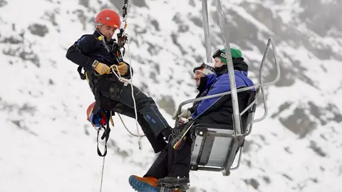 El Grupo de Rescate e Intervención en Montaña (Greim) de Sabero, perteneciente a la Guardia Civil, protagoniza un simulacro de evacuación de telesilla en la estación invernal de San Isidro. Fotos: Campillo