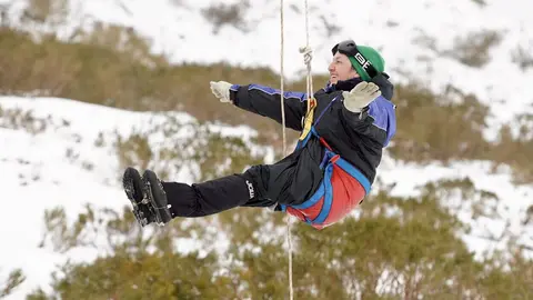 El Grupo de Rescate e Intervención en Montaña (Greim) de Sabero, perteneciente a la Guardia Civil, protagoniza un simulacro de evacuación de telesilla en la estación invernal de San Isidro. Fotos: Campillo