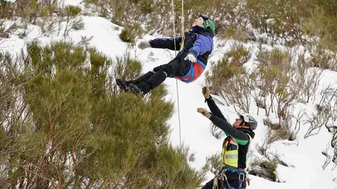El Grupo de Rescate e Intervención en Montaña (Greim) de Sabero, perteneciente a la Guardia Civil, protagoniza un simulacro de evacuación de telesilla en la estación invernal de San Isidro. Fotos: Campillo