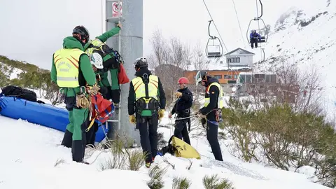 El Grupo de Rescate e Intervención en Montaña (Greim) de Sabero, perteneciente a la Guardia Civil, protagoniza un simulacro de evacuación de telesilla en la estación invernal de San Isidro. Fotos: Campillo