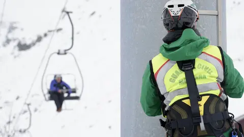 El Grupo de Rescate e Intervención en Montaña (Greim) de Sabero, perteneciente a la Guardia Civil, protagoniza un simulacro de evacuación de telesilla en la estación invernal de San Isidro. Fotos: Campillo