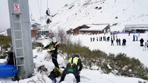 El Grupo de Rescate e Intervención en Montaña (Greim) de Sabero, perteneciente a la Guardia Civil, protagoniza un simulacro de evacuación de telesilla en la estación invernal de San Isidro. Fotos: Campillo