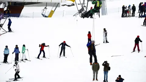 Greim Guardia Civil El Grupo de Rescate e Intervención en Montaña (Greim) de Sabero, perteneciente a la Guardia Civil, protagoniza un simulacro de evacuación de telesilla en la estación invernal de San Isidro. Fotos: Campillo