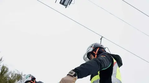 El Grupo de Rescate e Intervención en Montaña (Greim) de Sabero, perteneciente a la Guardia Civil, protagoniza un simulacro de evacuación de telesilla en la estación invernal de San Isidro. Fotos: Campillo
