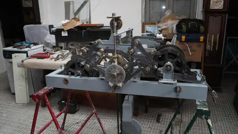 El Ayuntamiento de Astorga recupera este miércoles su emblemático reloj después de las labores de reparación acometidas durante prácticamente un mes en la empresa de relojería palentina Noropal. Los maragatos autómatas Juan Zancuda y Colasa retomarán sus habituales toques de campana después de que se lleve a cabo el montaje de la pieza.