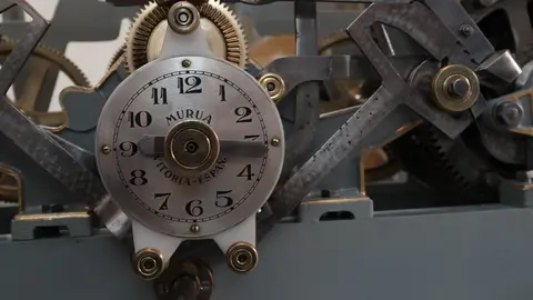 El Ayuntamiento de Astorga recupera este miércoles su emblemático reloj después de las labores de reparación acometidas durante prácticamente un mes en la empresa de relojería palentina Noropal. Los maragatos autómatas Juan Zancuda y Colasa retomarán sus habituales toques de campana después de que se lleve a cabo el montaje de la pieza.