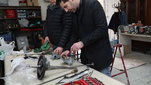 El Ayuntamiento de Astorga recupera este miércoles su emblemático reloj después de las labores de reparación acometidas durante prácticamente un mes en la empresa de relojería palentina Noropal. Los maragatos autómatas Juan Zancuda y Colasa retomarán sus habituales toques de campana después de que se lleve a cabo el montaje de la pieza.