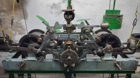 El Ayuntamiento de Astorga recupera este miércoles su emblemático reloj después de las labores de reparación acometidas durante prácticamente un mes en la empresa de relojería palentina Noropal. Los maragatos autómatas Juan Zancuda y Colasa retomarán sus habituales toques de campana después de que se lleve a cabo el montaje de la pieza.