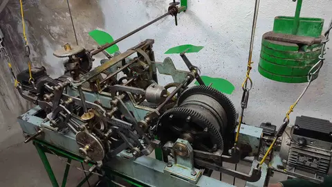 El Ayuntamiento de Astorga recupera este miércoles su emblemático reloj después de las labores de reparación acometidas durante prácticamente un mes en la empresa de relojería palentina Noropal. Los maragatos autómatas Juan Zancuda y Colasa retomarán sus habituales toques de campana después de que se lleve a cabo el montaje de la pieza.