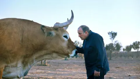 José Gordón, con uno de los animales seleccionados en su finca.