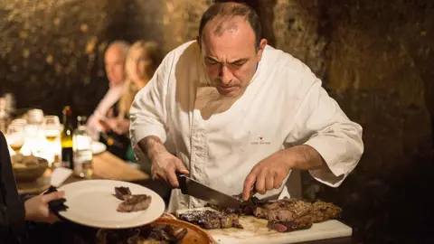 José Gordón, sirviendo a sus clientes.