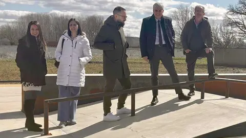 El delegado territorial de la Junta en León, Eduardo Diego, ha respondido a la invitación del alcalde de Onzonilla, Diego Lorenzana, y ha visitado el municipio para conocer de primera mano las necesidades del Ayuntamiento, así como las últimas mejoras acometidas con cargo a diferentes convocatorias de ayudas de la Junta de Castilla y León.
