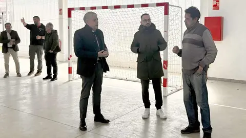 El delegado territorial de la Junta en León, Eduardo Diego, ha respondido a la invitación del alcalde de Onzonilla, Diego Lorenzana, y ha visitado el municipio para conocer de primera mano las necesidades del Ayuntamiento, así como las últimas mejoras acometidas con cargo a diferentes convocatorias de ayudas de la Junta de Castilla y León.